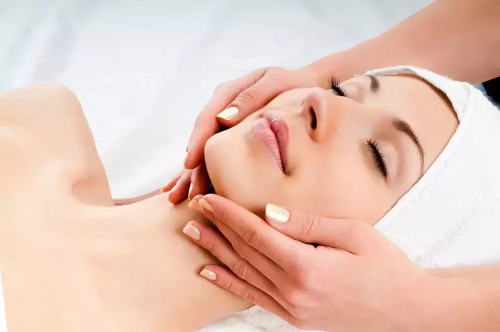 Masaje facial para rejuvenecer. 